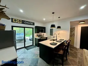 Modern 2BR Retreat in Harbor - Image 3
