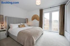 Elegance Retreat - 2 Bed Holiday Home with Parking - Image 4