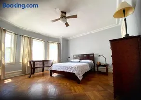 Spacious Bedroom in a Brooklyn House Shared with Host - Image 2