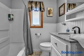 Gorgeous 2 Queen Bedroom Apartment in North Buffalo with 70 inch TV - Image 4