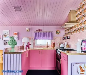 Fun Barbie Inspired, 6 Berth Caravan - Camber Sands Holiday Park, near the Beach - Image 4