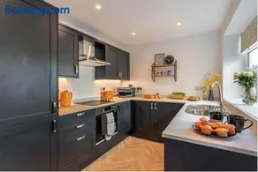 HG1- 4 bed house - Image 1