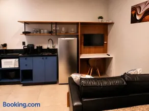 Studio Echo Living 01 Novo - Cozinha Completa, Ar Condicionado e Wifi - Vaga para veículo, Rápido Acesso ao Centro - Image 3