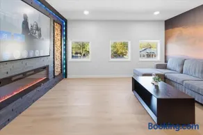 Modern home near Convention Center - Image 4