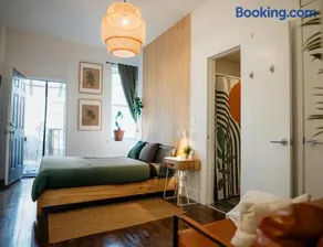 Private room with private bathroom and backyard - Image 1