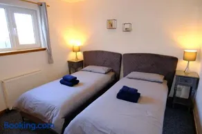 Lovely 1-bedroom apartment with free parking - Image 2