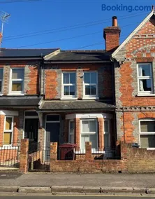Stylish Caversham Town-House Free Parking & Garden - Image 5