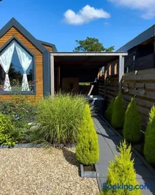 Charming Tiny House with Private Jacuzzi, Sauna and Garden & Free Parking between Amsterdam Haarlem and Schiphol Airport - Image 2