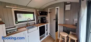 pen-rhos luxury glamping "The Hare Hut" - Image 2