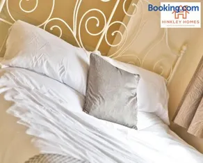 Spacious 1bed - 2 Floors - Located on the River Side and close to Town Centre - Free Parking - Image 3