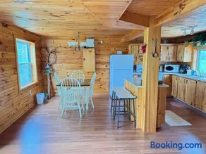 Cedarway Riverview Lodge-by Brudenell River overseeing golf course - Image 2