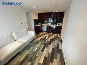 Spacious 1-Bed Apartment - Sleeps 2 & Parking - Image 3