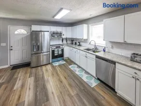 Spacious 4-Bedroom Home With Private Cottage Near Robins AFB - Image 4