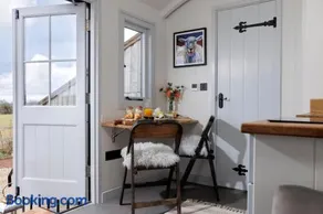 Luxury Shepherd hut with hot tub - Image 5