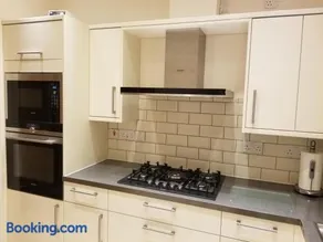 London Luxury Apartments 1min walk from Underground, with FREE PARKING FREE WIFI - Image 3
