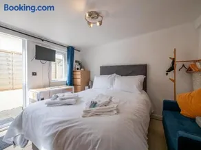 Auntie Bett's - Cosy Double Bedded Ensuite Room with Mini Kitchen - Image 1