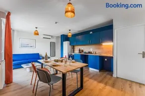 Luminous apartment with balcony and parking - Image 1