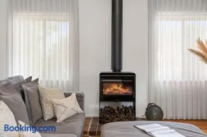 The Shack- Walk to beach, sleeping 4, fireplace, pet friendly! - Image 2