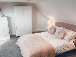 Charming 2-Bed House by Brookland Stays in Jersey Free Wi-Fi & Parking Included - Image 4