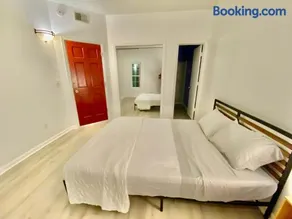 Modern Garden Suite Luxury Apartment - Image 4