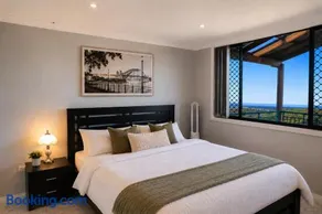 Ocean-View Retreat for Family Getaways Wollongong - Image 1
