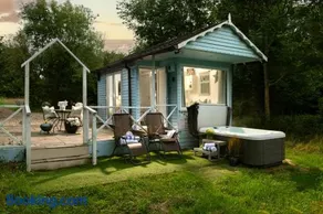 Woodland Art Studio - Cosy Woodland Studio with Private Hot Tub - Image 1