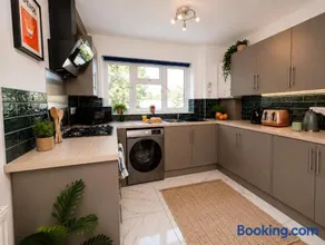 Luxury 2BR Apartment Near Merry Hill - Image 2