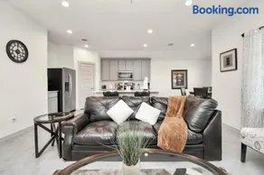 Exquisite 3 Bedroom Home in Katy - Image 1