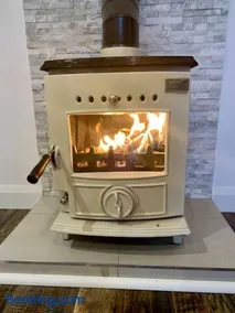 Cosy Studio Cabin set in nature with stove - Image 3