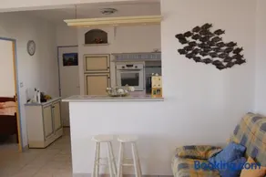Merveilleux appartement entièrement équipé avec barbecue, jardin et terrasse | Vue piscine - Image 3