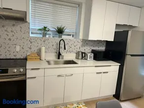 Modern & Cozy 2BR Suite Near Shops & Dining in clayton height - Image 3