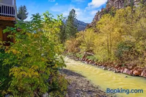 Steps to Hot Springs, Shops, & Trails 2BR Fiber - Image 2