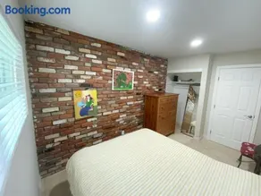 In a quiet neighborhood near the Main Street-Room C - Image 1