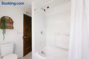 Cozy & Convenient Getaway 3BD 2BA Dog Friendly - Image 2