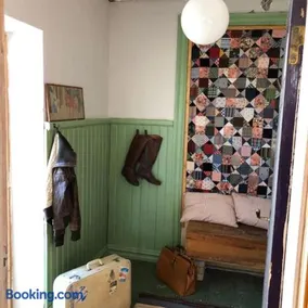 Svinaberga Skola. Eget boende i gammal skolsal. - Image 2