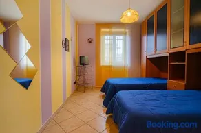 Spacious Accommodation in Lainate - 2 Large Bedrooms for 4 - Image 2