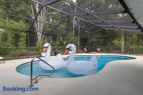 Minutes to boat ramps and beach and private pool! - Image 4
