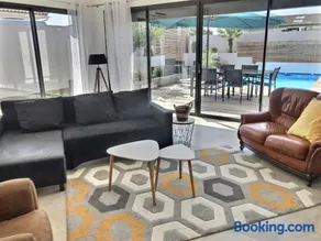 Villa Exceptionnelle Piscine et Jardin privé Séjour Haut de gamme proche La Rochelle - Image 1