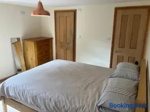 A peaceful ensuite room in a friendly home - Image 3