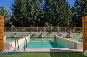 M&B Luxury Suites Charaki - Image 4