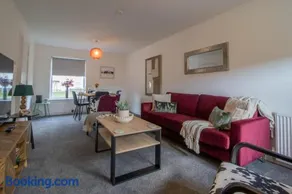 3 Bedroom house in Cumbernauld with walk in shower - Image 1