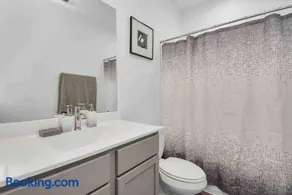 4Bedroom Escape - Near Med Center With Backyard - Image 5
