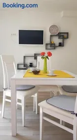 Apartamento vacacional con jardín y barbacoa | Vistas al agua - Image 4