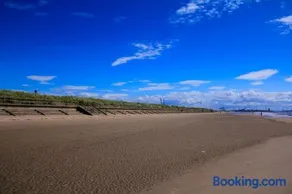Crosby & Waterloo Beachside Stay - Image 2