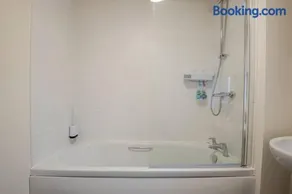 Hemsworth Homestay with Double Bedroom and Private Bathroom - Image 5