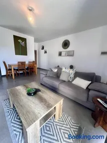 83/3-Lovely 1 Bedroom Penthouse - Image 2