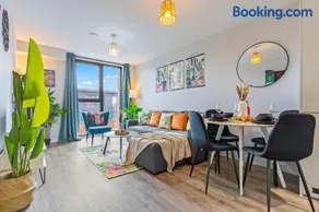 Tropical Suite - 2 Bed 2 Bath City Centre Netflix Games - Exclusive Weekly and Monthly DEALS - Raozee Homes - Image 1