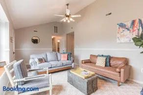 Serene single story, Grill, Fire Pit, fenced yard and Pet friendly stay - Image 1
