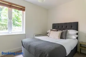Spacious 2BR Flat - 2 Free Parking Spaces - Near LGW Airport - Image 3