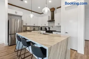 Spacious, modern home with loft, 15 minutes from Downtown Houston - Image 4